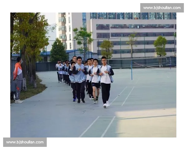 赫伊森首秀汗湿衣襟诠释拼搏，自评表现获认可