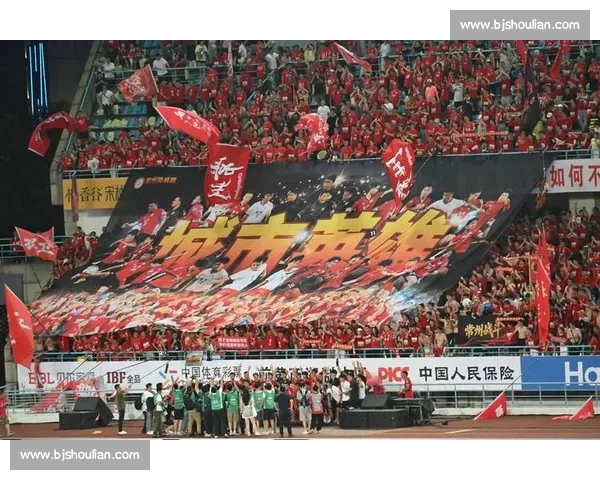 扔掉小马扎！跨省球迷夜奔 300 公里 “潜入” 苏超现场